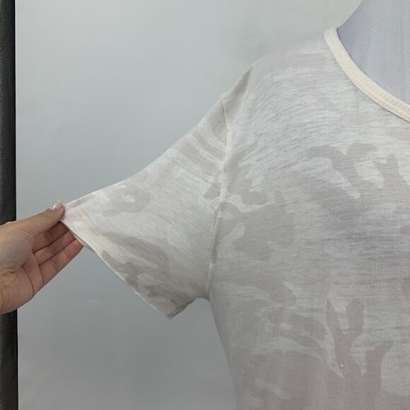 We The Free People Shirt Womens S Small Pearl Camo Cotton Blend Hi Low Hem Tee - Picture 4 of 15